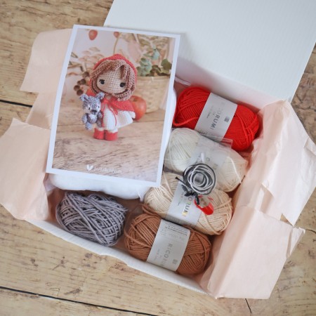 Le petit chaperon rouge et son doudou loup