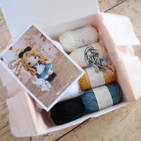 Alice au pays des merveilles et son doudou lapin